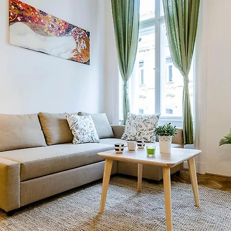 Cozy 2 Bedroom In Terez Boulevard. Apartmán