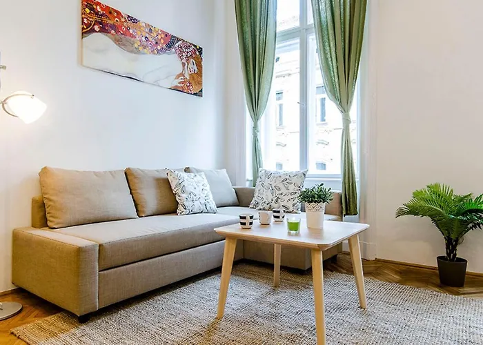 Cozy 2 Bedroom In Terez Boulevard. Apartmán